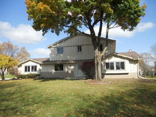 8872 Greenview Ln, Greendale, WI 53129